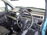 運転席は見晴らしが良く、運転しやすいレイアウトになっています。