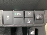 ハンドルの右側にはヘットライトリベライザーとHondaセンシング用のメインスイッチがついています。ヘッドライトリベライザーは道路状況や積荷の加重に応じてライトの高さを調節できます。