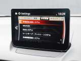 こちらのお車には先進安全装備が多数搭載されています。衝突被害を回避あるいは軽減するためのブレーキや、後方死角からの接近警報、車線逸脱を防止する警報装置など、詳しくはスタッフまでお尋ねください。