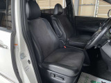 ☆高級感溢れるハーフレザー!運転席パワーシート装備で細かいシートポジションを設定可能♪