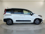 両側パワースライドドア付きだから、狭い駐車スペースなどでの 乗り降りラクラク!小さなお子さまのいるご家庭には嬉しい装備。