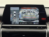 【パノラミックビューモニター】自車周辺をぐるりと俯瞰できるカメラで危険を察知。上空からの映像で自動車や障害物の位置が詳細に確認できるので、狭い駐車場でも安心して駐車できますね。