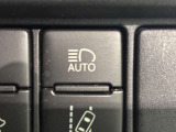 自動ハイビームです。装置をONにしておくと、自車の前方に他車のヘッドライトかテールライトを自動で感知。前方に他車がいる場合は自動でロービーム、他車がいない場合は自動でハイビームに切り替わってくれます。