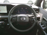 運転中でも安心。左側ステアリングスイッチで(オーディオ、メーター内ディスプレイ)操作が出来ます!右側スイッチはプロパイロット用のスイッチです♪