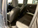 【リアシート】屋根までの高さがある車のため、大人の方でも圧迫感が少なく乗車出来ます。足元は広く取られているため、ゆったりとお乗り頂けます。