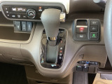 シフトはインパネシフト、パーキングブレーキは電子制御なので運転席と助手席の間はすっきりしています。