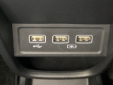 セレクトレバーの下に、スマートフォンなどの充電可能なUSB端子が2個、音源などの外部入力の可能なUSB端子が1個ついています。移動中に充電もできるので便利です。