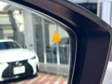 【ブラインドスポットモニタリング】走行中、ドアミラーの死角になりやすい箇所に後続車が接近するとサイドミラー付近に警告を表示、ドライバーに注意喚起をしてくれます。