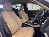 Ultra専用本革シートは、乗員の快適な乗り心地をサポートします。シートヒーター機能も相まって、心地よい運転操作を提供します。