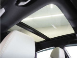 ◆サンルーフ装備車◆開放感あふれるガラスサンルーフを装備!車内空間を明るく照らすことでドライブ体験に変化を。窓を開けるより静かで効率の良い換気も行えます。