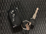 スマートキーを装備しています☆カギをカバンやポケットに入れて頂いた状態でドアロックの開閉やエンジンスタートをして頂けますよ!とても便利な装備です!