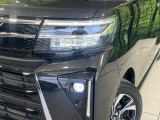 【LEDヘッドライト】悪天候や夜間走行時も良好な視界を確保し安心して運転できる高輝度LEDヘッドライトを装備!点灯速度が早く、消費電力も抑えられています。