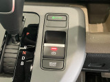 オートブレーキホールド機能付きです☆停車中にブレーキペダルから足を離しても、停車状態が続きます。渋滞、信号待ちの間等、安心です。アクセルを踏めば自動解除され、再発進できます。