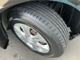 純正ホイールキャップとスチールホイールを装着しています。