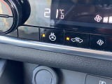 ステアリングヒーター付きです。スイッチを入れると2、3分でステアリングまわりが温まります。