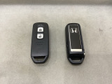 スマートキーを装備しています。鍵を差し込むことなくドアロックの開け閉めと、スタートボタン操作でのエンジンスタートができます。スペアキーも同じものを用意しております。