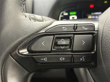 運転中、オーディオの操作をしてて、ハッとしたことはありませんか?ステアリングスイッチは、運転中でもハンドルでオーディオの操作が可能です。安全なドライブをサポートします。