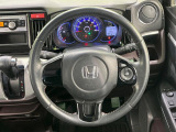 インテリアに合わせたデザインのステアリングは、運転される方のことも考え、運転しやすい形状、大きさです。是非一度、実際に触ってお確かめください。