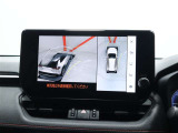 サイドクリアランスビュー表示中に、旋回時の運転操作に合わせて自動で車両を斜め後方から見たような映像を表示。