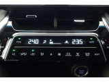 ★運転席と助手席でそれぞれお好みに合わせて温度設定が行えるフルオートエアコンです。外気温や室温、日射量を感知し、吹き出し温度、風量を緻密に制御します