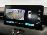 リバースギアに入れるだけで後方の表示へ切り替わります。夜間や雨の日の駐車も楽になりますよ。