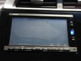 バックカメラの画像です。ガイドラインがスムースな車庫入れをサポートいたします。車庫入れの安心感がアップしますね。