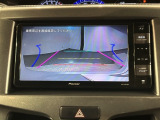 リバースギアに入れるだけで後方の表示へ切り替わります。夜間や雨の日の駐車も楽になりますよ。