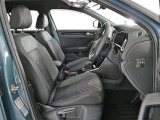 R-LINE専用スポーツシートを採用しています。背もたれのRステッチが特徴です