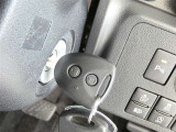 【ワイヤレスキー】・・・ ドアの施錠・開錠をリモートコントロールで行うことができます。ハザードの点灯の回数で確認ができるアンサーバック機能付きです。
