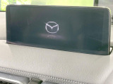 【10.25インチマツダコネクト】車内の雰囲気にマッチした大型ディスプレイ。スマホ接続でのナビ使用やBluetooth再生等、様々な機能が楽しめます。直感的なダイヤル操作が可能で、使い勝手も良好です。