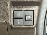 車線逸脱警報装置付きです!フロントカメラによりレーンマーカーを検知し、意図せずに走行車線から逸脱しそうな場合、メーター内のディスプレイ表示とブザーで注意を喚起します。