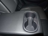 二列目シートの背もたれの中にドリンクホルダーが隠されていて手に取りやすい位置にドリンクホルダーが付いていて、とても便利ですよ(*^-^*)