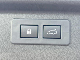 【パワーバックドア】スマートキーや運転席のボタンを押すだけでリアゲートが自動で開閉します!荷物を持っている時や、高い位置にあるバックドアを閉める際に便利な機能です♪