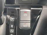 電動パーキングブレーキ。オートブレーキホールドはブレーキペダルを踏んで停車すると、ブレーキペダルから足を離してもクルマがブレーキ力を維持。足の疲れを緩和します。