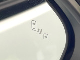 【ブラインドスポットモニター】走行中、ドアミラーの死角になりやすい箇所に後続車が接近するとサイドミラーのレンズに警告を表示!ドライバーに注意喚起をしてくれます。