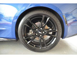 純正アルミホイールにグロスブラックペイントを施しております。タイヤサイズは 245/40R20 となります。