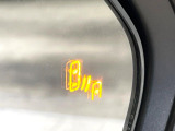 【ブラインドスポットモニター】走行中、ドアミラーの死角になりやすい箇所に後続車が接近するとサイドミラーのレンズに警告を表示!ドライバーに注意喚起をしてくれます。