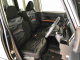 運転席の座面高さを調整できるシートリフターが付いています。フロントシートはベンチシートを採用で、座面も広く使い勝手もいいですよ♪