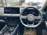 使いやすく安全な操作性と良好な視界を実現した運転席!