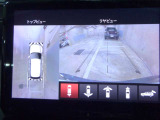 リバースポジションにシフトすると自動的にカメラが作動、モニター画面に後方の視界が映し出される、安心のバックカメラを装備。