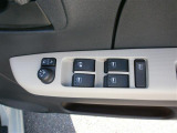運転席からドアミラーの開閉操作ができます。