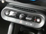 エンジンスタート/ストップのトグルスイッチやエアコンのボタンなどは、センターパネルに集約されています!