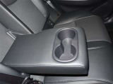 二列目シートの背もたれの中にドリンクホルダーが隠されていて手に取りやすい位置にドリンクホルダーが付いていて、とても便利ですよ(*^-^*)