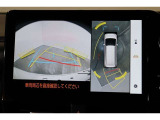 車両を上から見たような映像表示するパノラミックビューモニター付き!