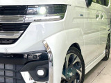 【LEDヘッドライト】悪天候や夜間走行時も良好な視界を確保し安心して運転できる高輝度LEDヘッドライトを装備!点灯速度が早く、消費電力も抑えられています。
