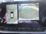 【アラウンドビューモニター装備】 バックカメラによる後方の確認だけでなく4つのカメラで真上から見ている様に周囲360度を写し出し、自車周辺の詳細な状況を確認出来ます。狭い場所での取り回しも安心です。
