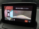 上空から俯瞰した映像で周囲の状況を確認出来る360&deg;ビューモニターです。これで狭い駐車場でも安心ですね。また、隠れたお子様やいつの間にか置かれたカートも確認出来ますね。