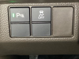 VSA装備車です。VSAはドライバーの操作と車の動きを見守っています。もし車の挙動が乱れたとき、4輪別々にブレーキをかけたり、エンジンパワーをしぼることによって車を安定させます。