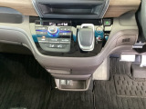 足元スッキリ、インパネシフトです。パーキングブレーキはフットブレーキタイプなので、運転席と助手席の間がスッキリしています。