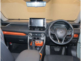 オシャレなインテリアで運転する気分も盛り上がりますよね^^